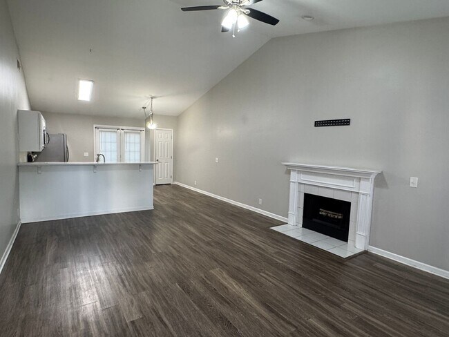 Building Photo - Beautiful 3 bed 2 bath home with open floorplan