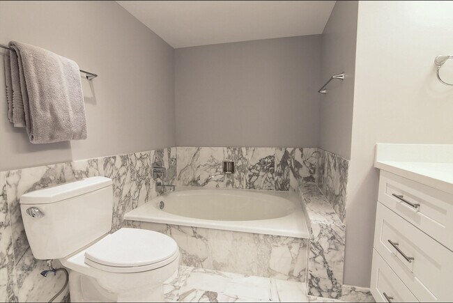 Building Photo - 4301 N Ocean Blvd