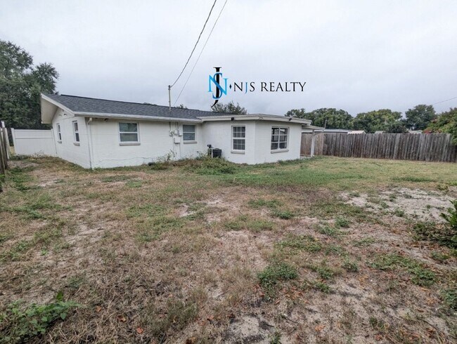 Building Photo - REDUCED!! NEW FLOORS, NEW PAINT INSIDE & OUT.. 2/1/1 with a bonus room! just minutes from downtow...