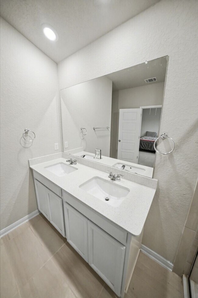 Building Photo - Stylish & Spacious 5-Bed in Prime Schertz Location! - Realtor Commission: $500