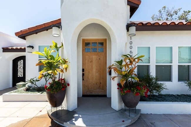 Building Photo - 10068 Russell Ave