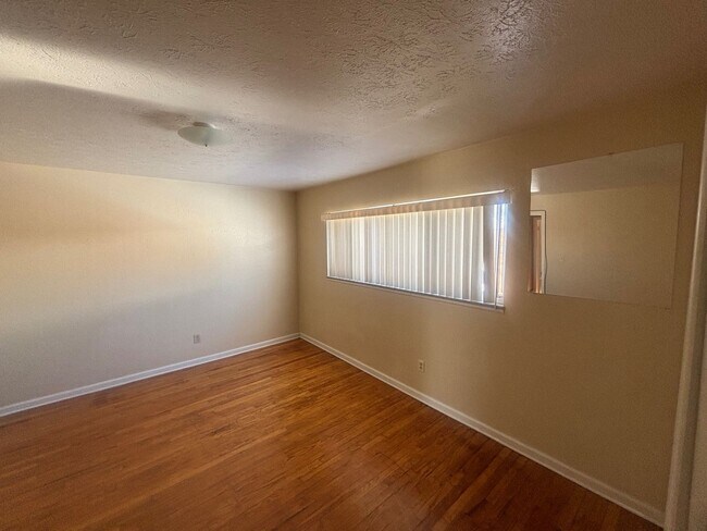 Building Photo - Charming 2-Bedroom Property in Prime Location