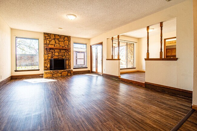 Building Photo - 3 Bed 1.5 Bath in Carl Albert School District