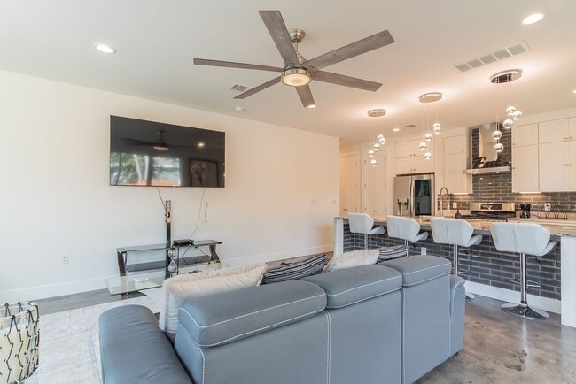 Building Photo - TX-AUS-113DEN