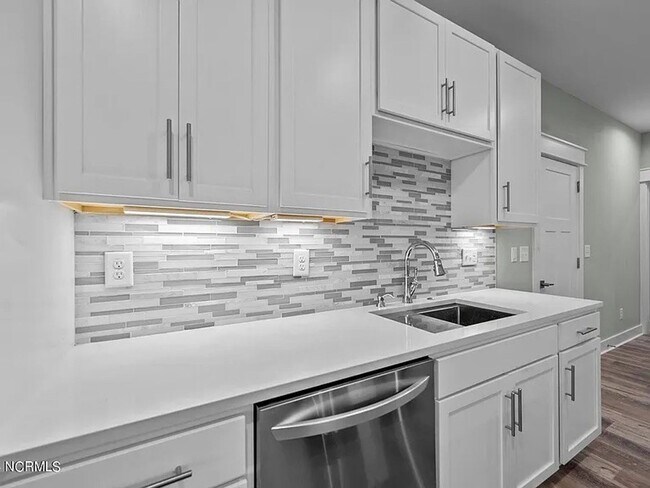 Building Photo - Beautiful New 4 Bedroom, 3 full bath plus ...