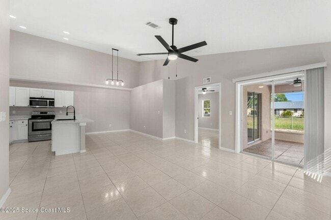 Building Photo - 158 Empress Ave