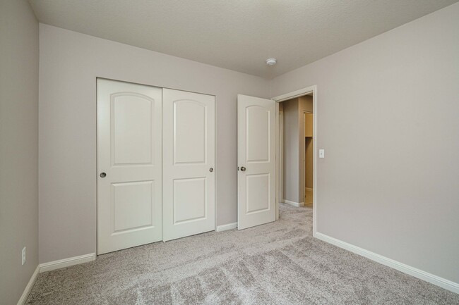 Building Photo - $500 Move In Special NO APPLICATION FEE 4 ...