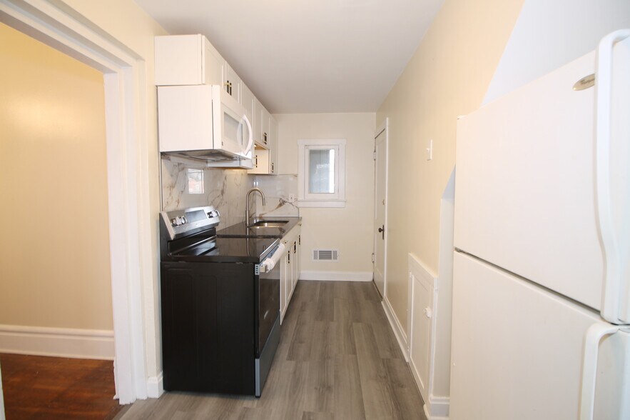 Kitchen - 1374 Neil Ave