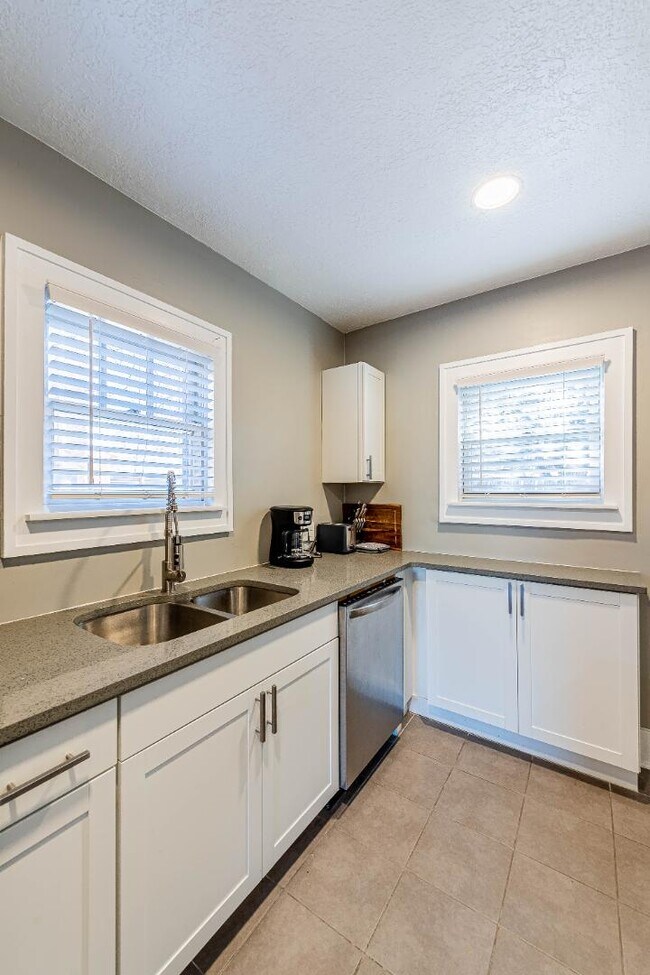 Building Photo - 722 Marquette Ave NW