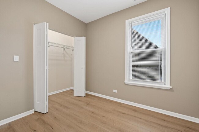 Building Photo - 3311 N Ravenswood Ave