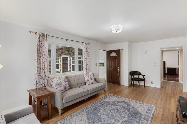 Building Photo - 256 Round Hl Dr