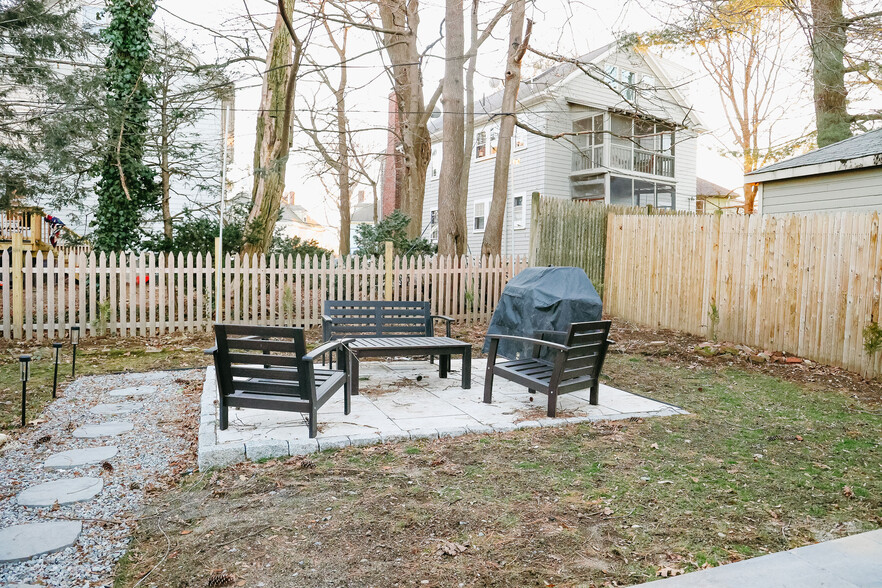 Backyard patio - 70 Saint Rose St