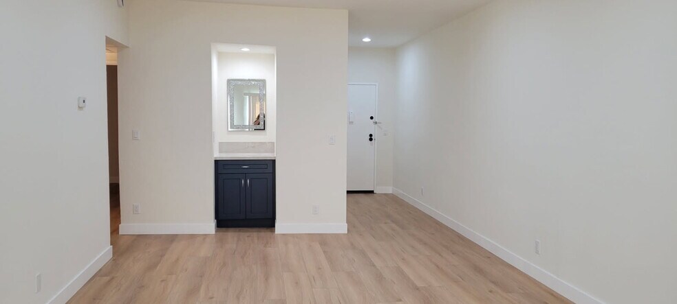 Building Photo - 5135 Zelzah Ave