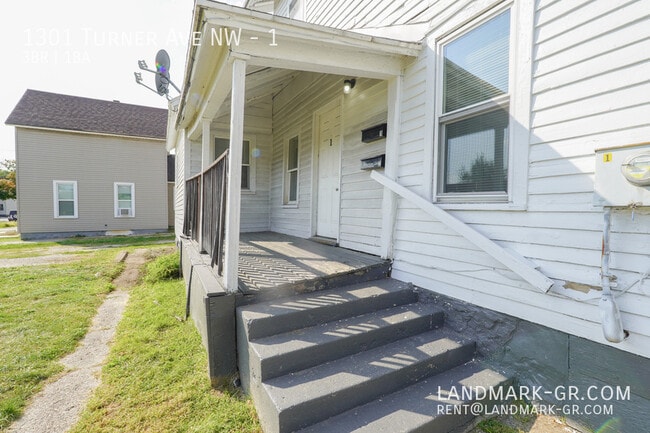 Primary Photo - 1301 Turner Ave NW