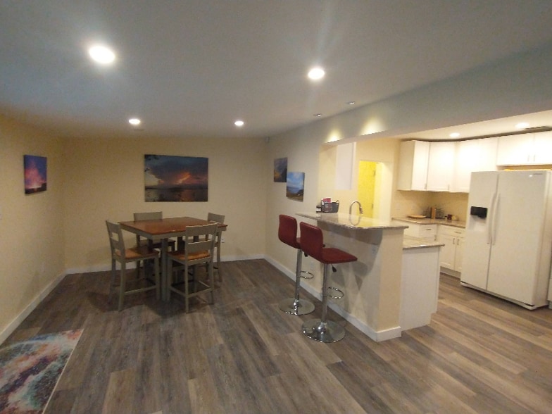 Building Photo - 1865 Washington Ave