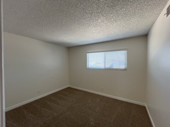 Building Photo - 2 bedroom 2 bathroom second level unit centrally located in the El Sol del Pueblo community.