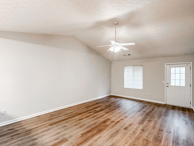 Building Photo - Great Gainesville location - 2/2 with Garage!