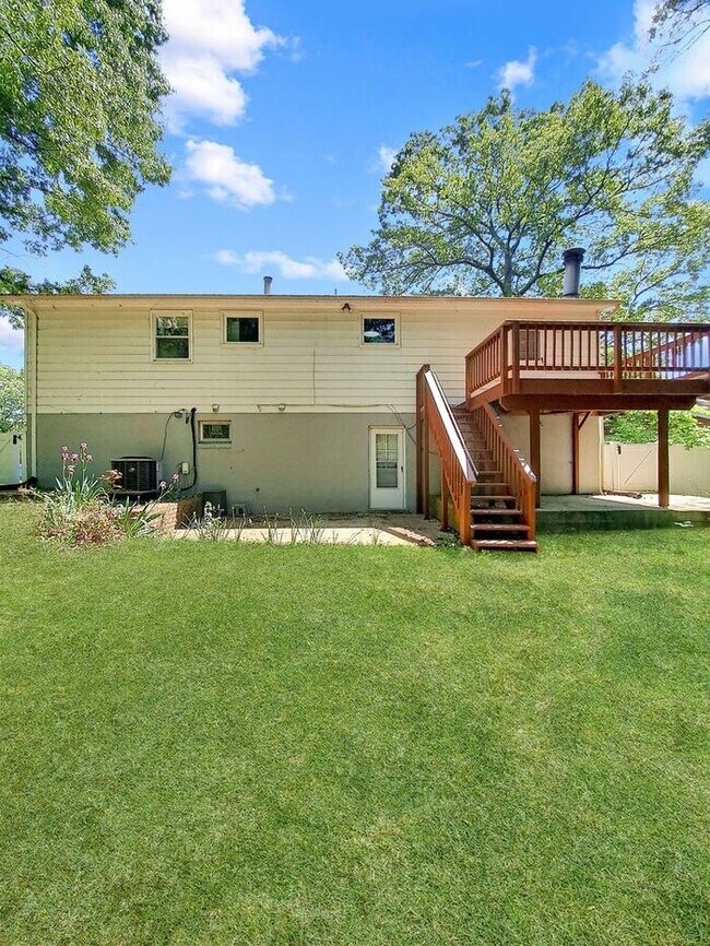 Building Photo - Coming Soon! Attractive Mid Century Modern...