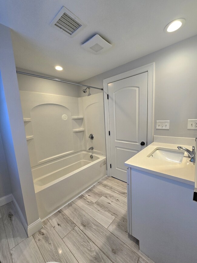 Building Photo - 35 Phillips Ave