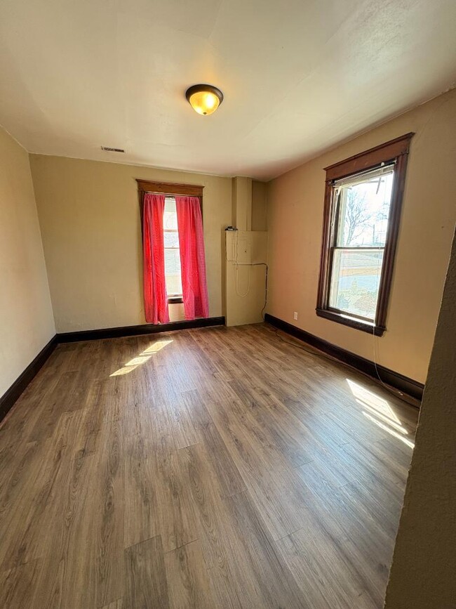 Building Photo - 327 Ash St