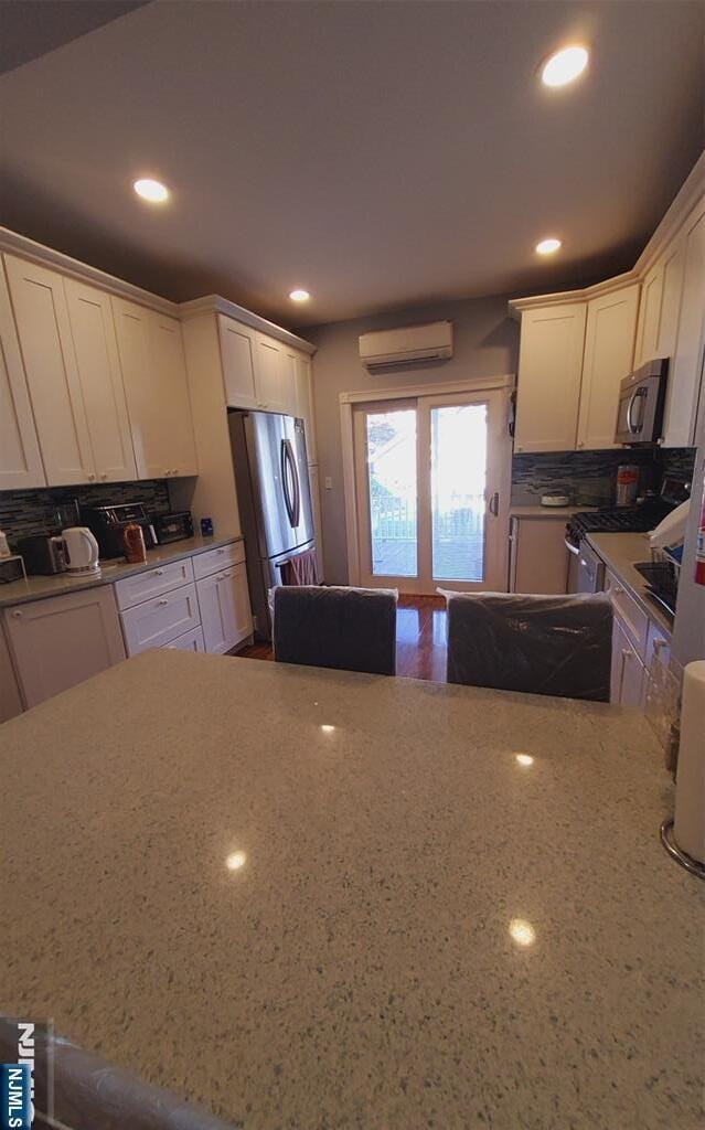 Building Photo - 613 3rd St