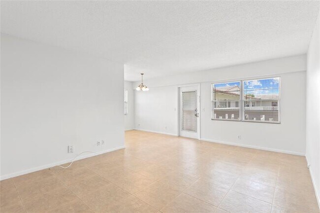 Building Photo - 410 Fanshaw J