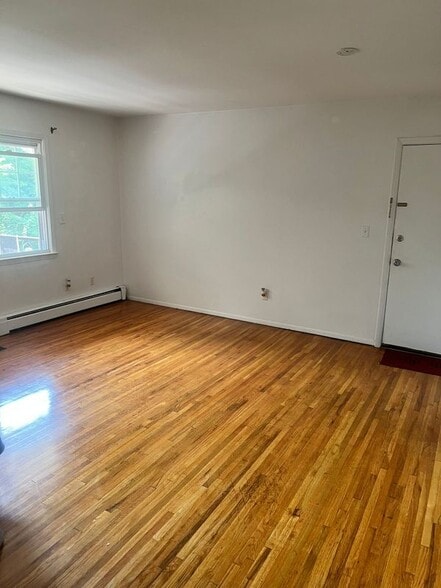 Building Photo - 23 Doxbury Ln