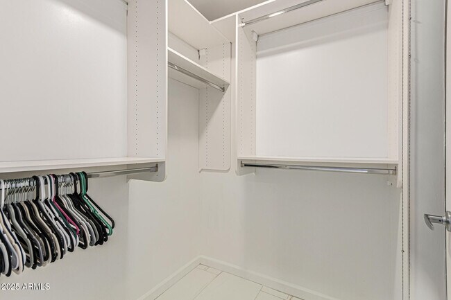 Building Photo - 7121 E Rancho Vista Dr