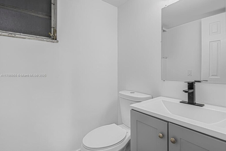 Building Photo - 110 Fontainebleau Blvd
