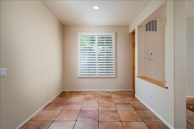 Building Photo - Stevenson Ranch Townhome!  3+2.5+ Loft!  2...