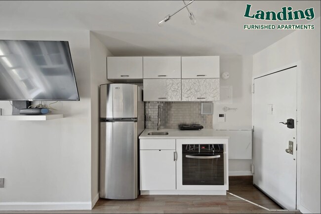 Building Photo - 371 E 10th St