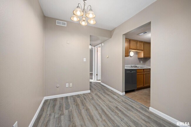 Building Photo - 2975 W Cannes Dr