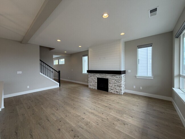 Building Photo - 12425 SW Silvertip St