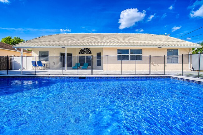 Building Photo - 2962 SW Coastal Terrace