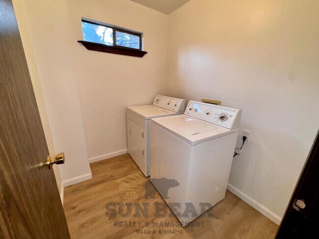 Building Photo - 1033 Tomahawk Trail