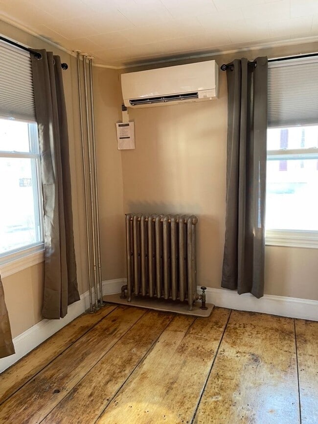 Building Photo - 46 Dummer St