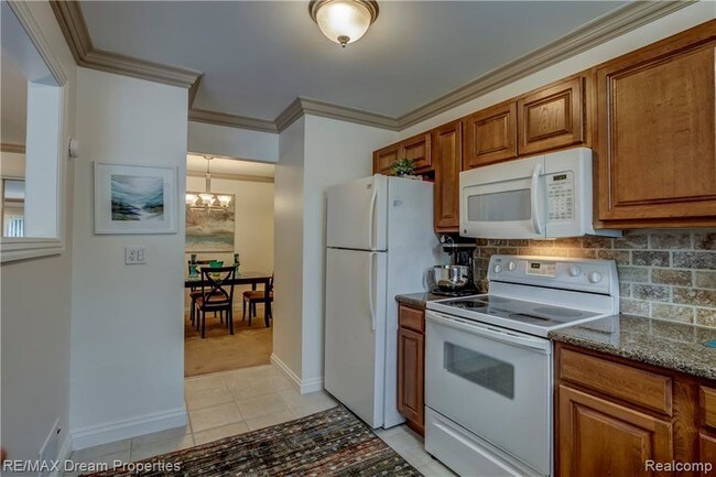 Building Photo - 3501 W 14 Mile Rd