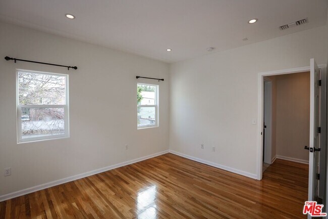 Building Photo - 806 N Alfred St