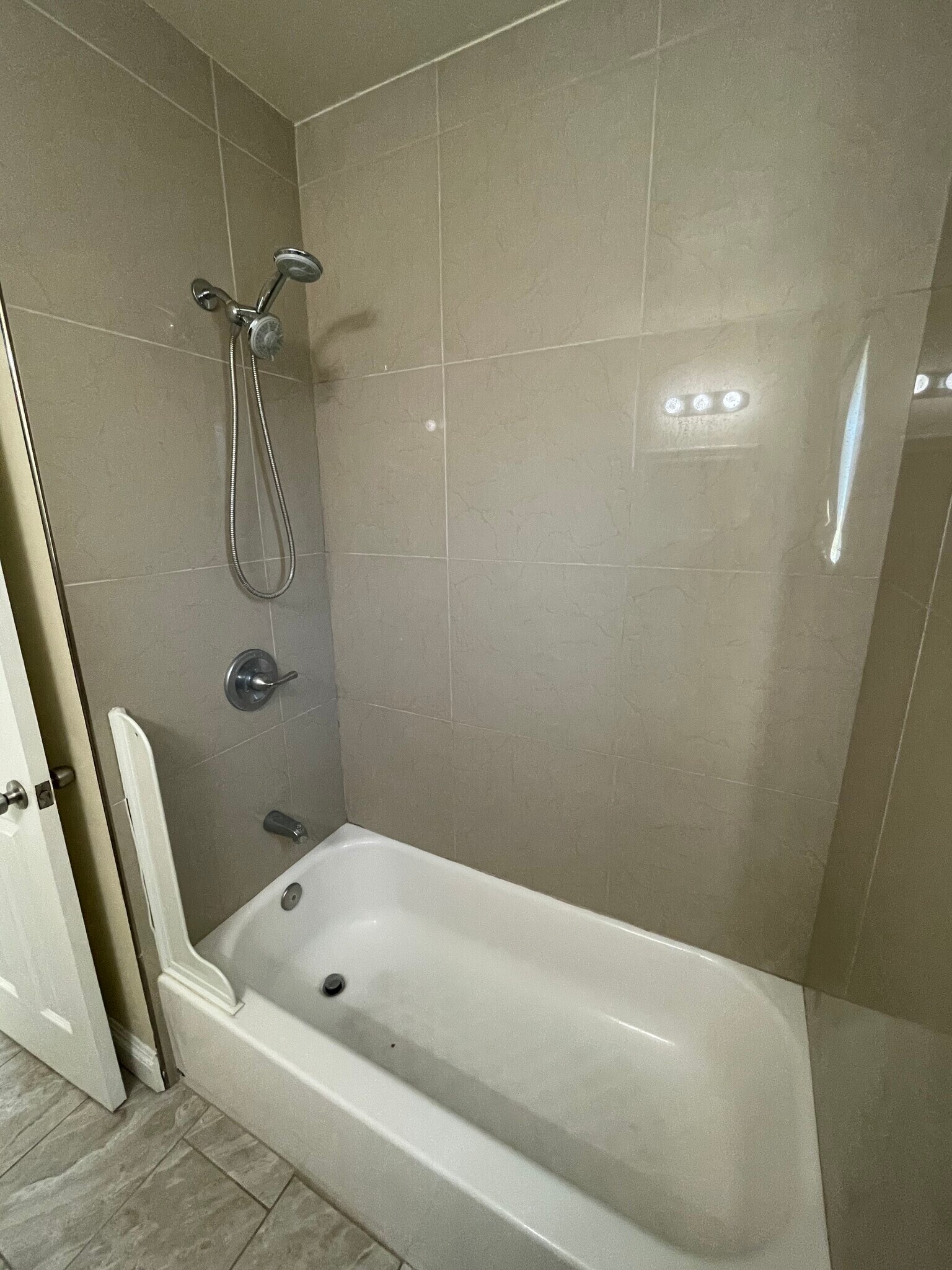 Building Photo - 833 W Walnut Ave