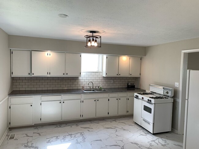 Building Photo - 2 Bedroom, 1 Bath newly renovated shot gun in Germantown