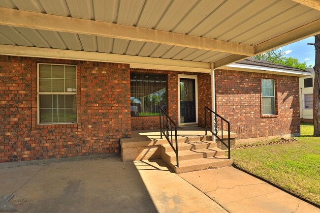 Building Photo - 3 bed 2 bath 2 car carport home in south A...