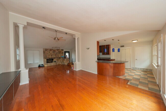 Building Photo - 821 Fontana Ave