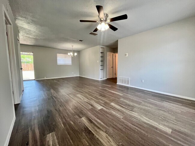 Building Photo - 3 Bedroom 2 Bath~ Close to Fort Sam!