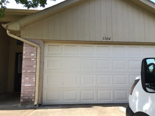 Building Photo - 1104 Brook Canyon Dr
