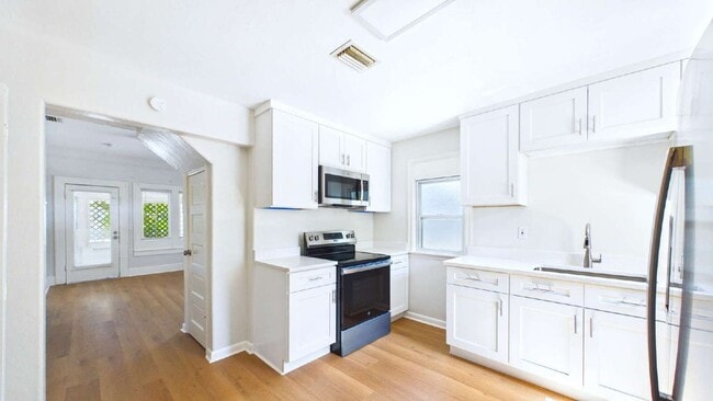 Building Photo - 1642 39th St S
