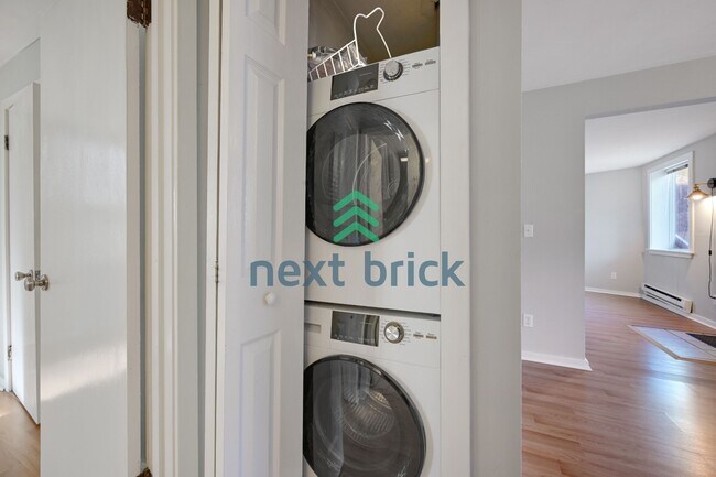 Building Photo - "Charming 2-Bed Retreat in Seattle's Heart – Cozy 840 Sq Ft Haven on 14th Ave West!"