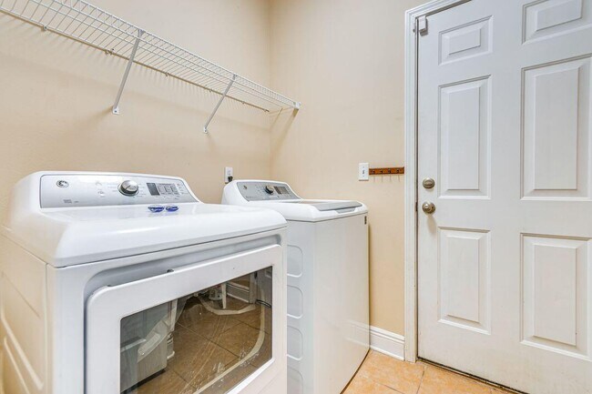 Building Photo - 895 Solimar Way