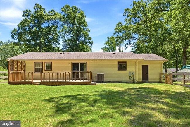 Building Photo - 45320 Barefoot Dr