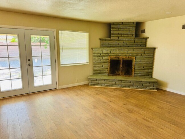 Building Photo - Gorgeous Remodeled 4+2 - $3000
