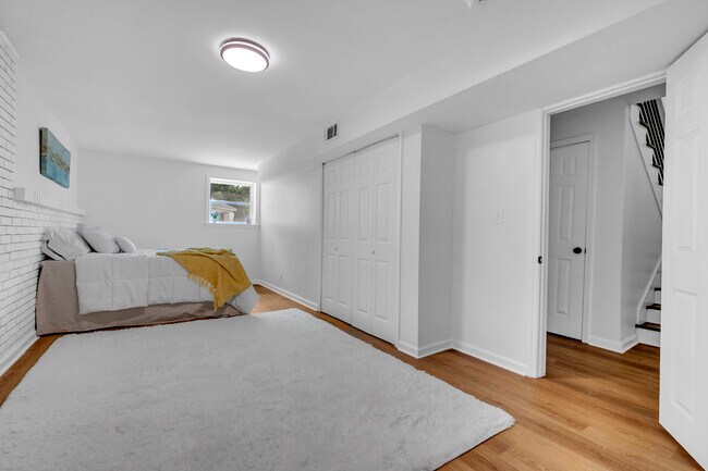 Building Photo - 917 S Forrest Dr